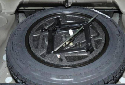 剪式千斤顶用完后怎么放到备胎上