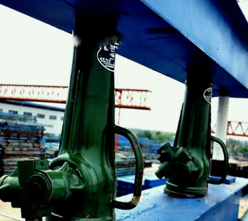 螺旋千斤顶在顶升重物时发生歪斜的补救措施