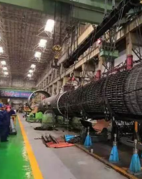 6台立式千斤顶助力156吨换热器管安装工作