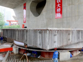 机械千斤顶助力信阳铁路大桥成功合龙