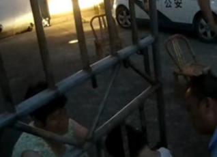 机械千斤顶帮助民警救出被卡栅栏的男孩