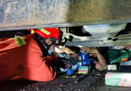 消防队员用液压千斤顶撑高货车,救出被困司机