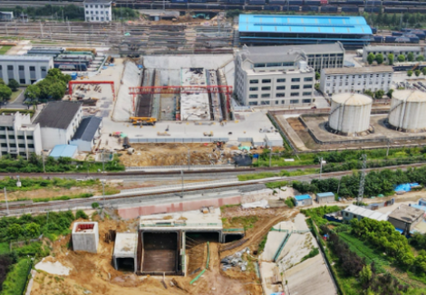 液压千斤顶推动铜陵北路涉铁下穿工程顺利推进